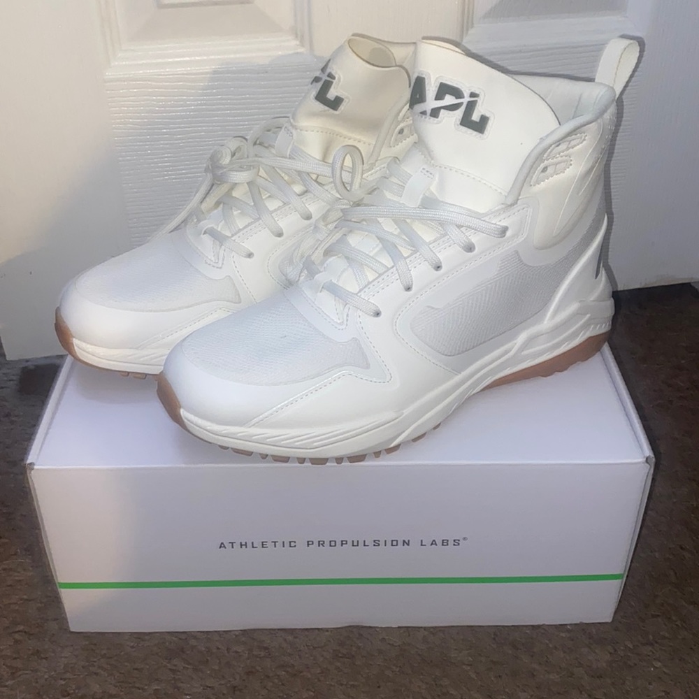COPY - Brand new with box, paper even still inside shoe. size 9 fits 8 1/2. IVO…